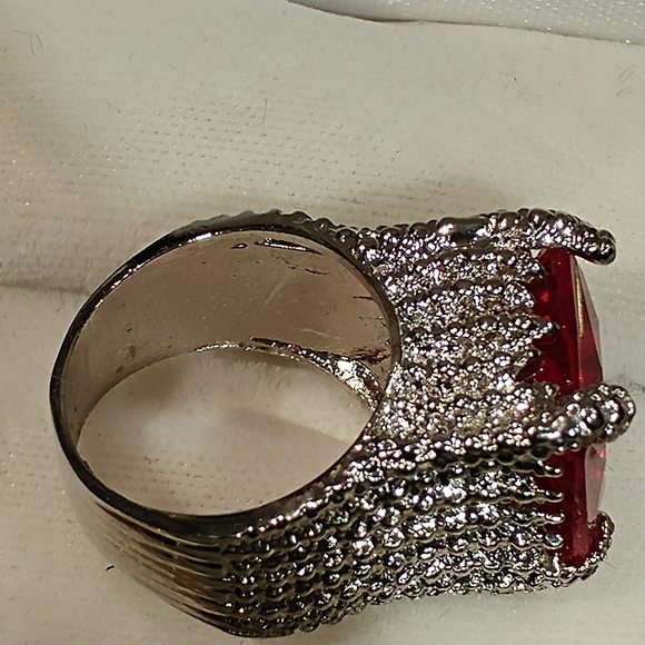 Red gemstone ring - Picture 3 of 5